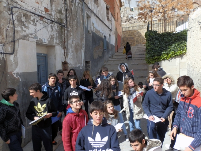 Làmina 1. Estudiants al carrer Forn de sant Roc.